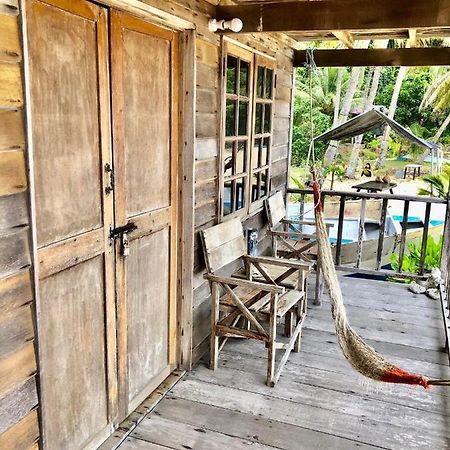 Beachfront Hut Downstairs Astra - Beach Shack Chalet Kampong Juara Exteriör bild