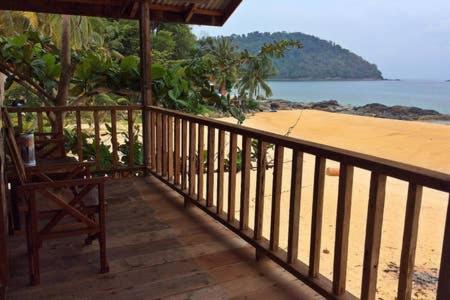 Beachfront Hut Downstairs Astra - Beach Shack Chalet Kampong Juara Exteriör bild