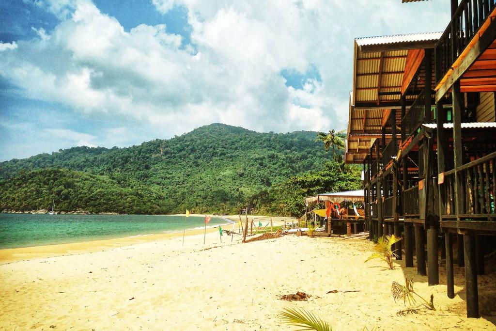 Beachfront Hut Downstairs Astra - Beach Shack Chalet Kampong Juara Exteriör bild