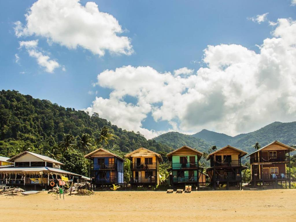 Beachfront Hut Downstairs Astra - Beach Shack Chalet Kampong Juara Exteriör bild